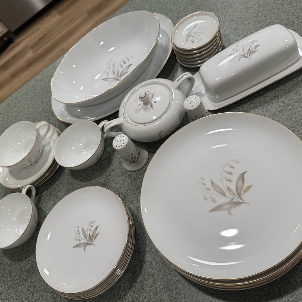 Elegant White and Gold Dinnerware Set